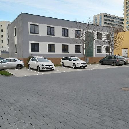 Living Bratislava & Bus Station & Mlynske Nivy Apartment Ngoại thất bức ảnh