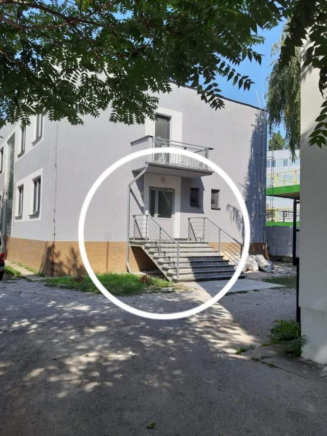 Living Bratislava & Bus Station & Mlynske Nivy Apartment Ngoại thất bức ảnh