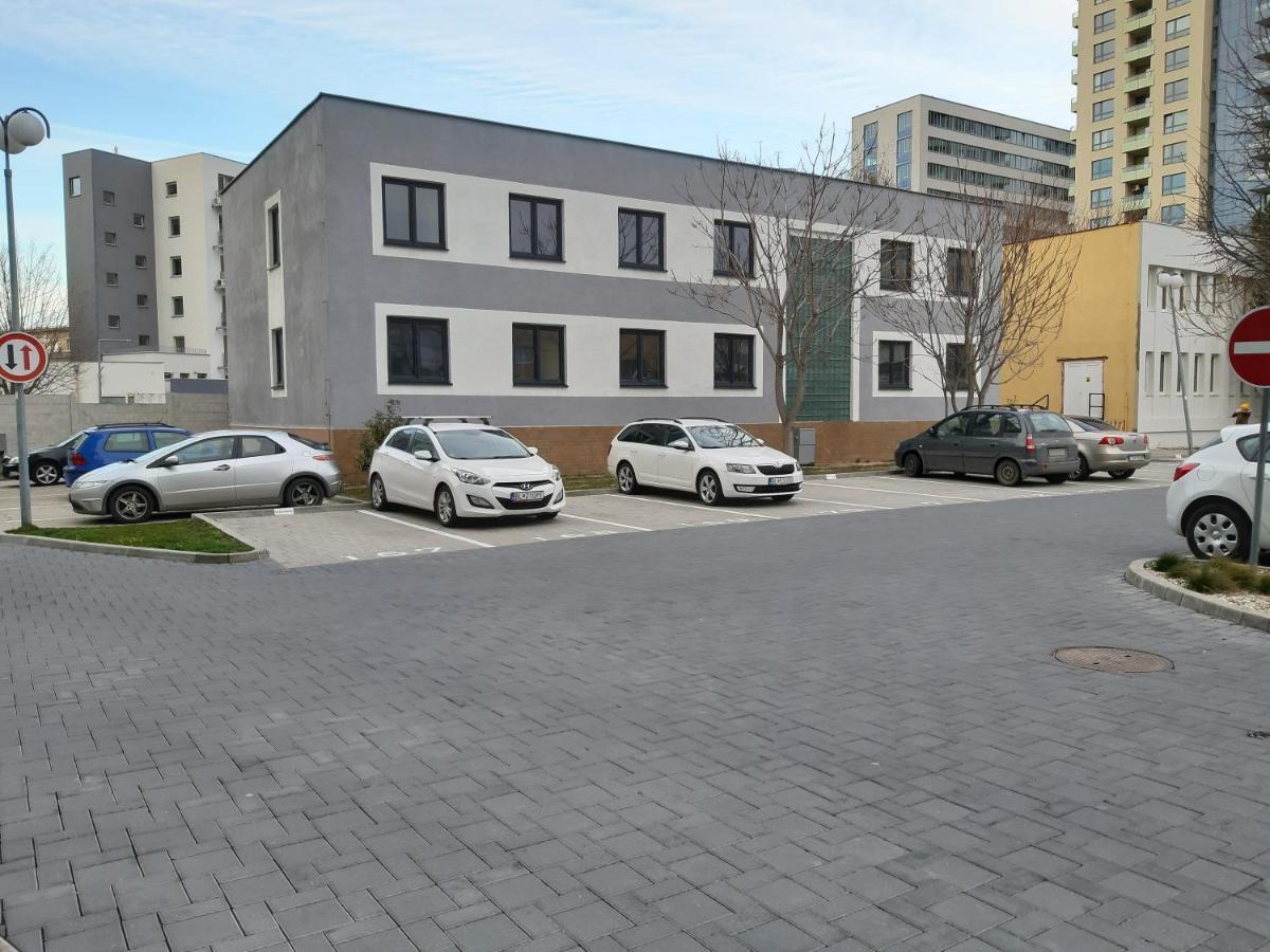 Living Bratislava & Bus Station & Mlynske Nivy Apartment Ngoại thất bức ảnh